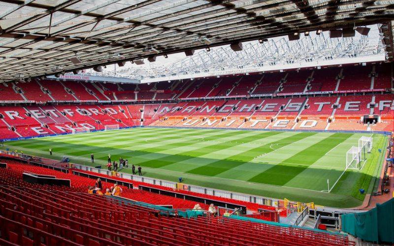 Sân bóng 11 người Old Trafford là sân nhà của câu lạc bộ Manchester United